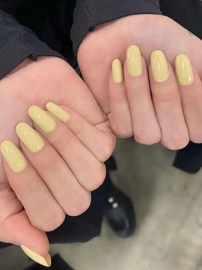 unghie gialle estate 2024